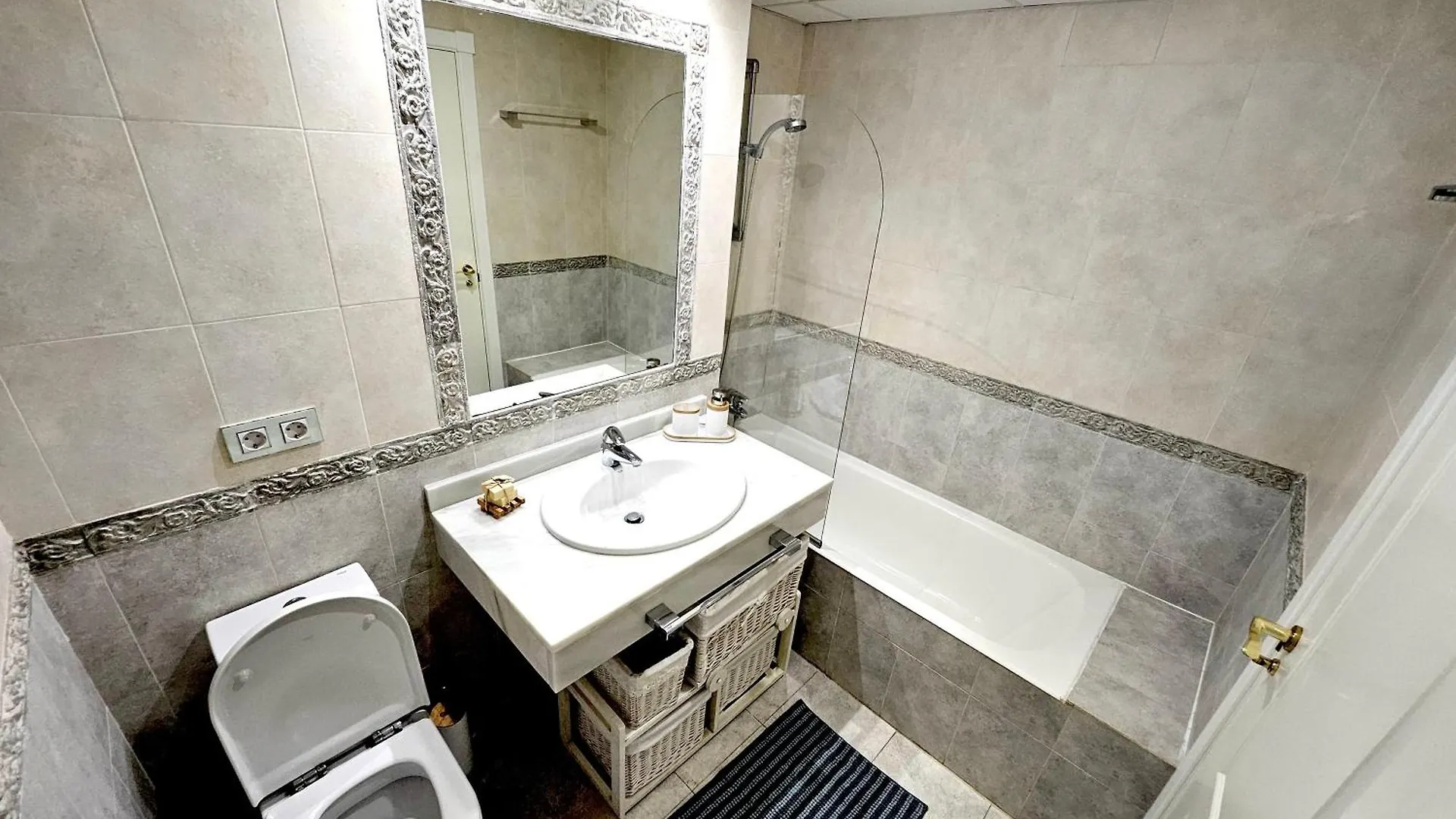 Modern 2Br Apt Second Line Marbella Beach, Pools And Paddle 埃斯特波纳