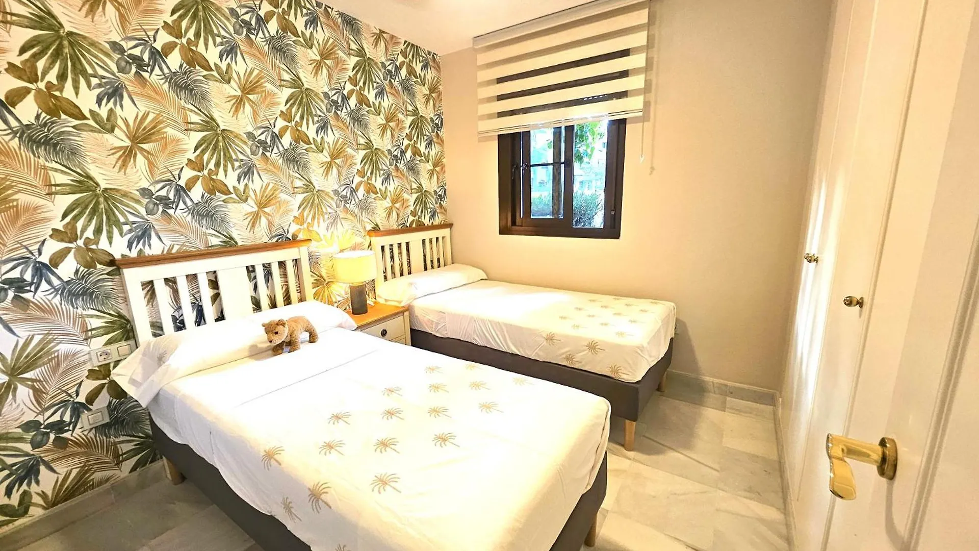 Modern 2Br Apt Second Line Marbella Beach, Pools And Paddle 埃斯特波纳